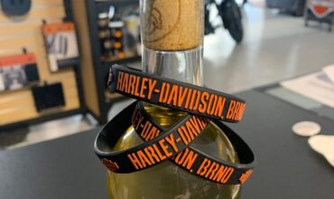 Embossované náramky s logem značky Harley-Davidson pro všechny fans téhle legendární motorkářské značky.
