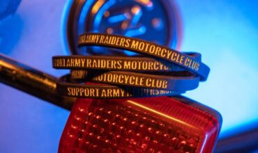 alt=Silikonové náramky motorkářského klubu